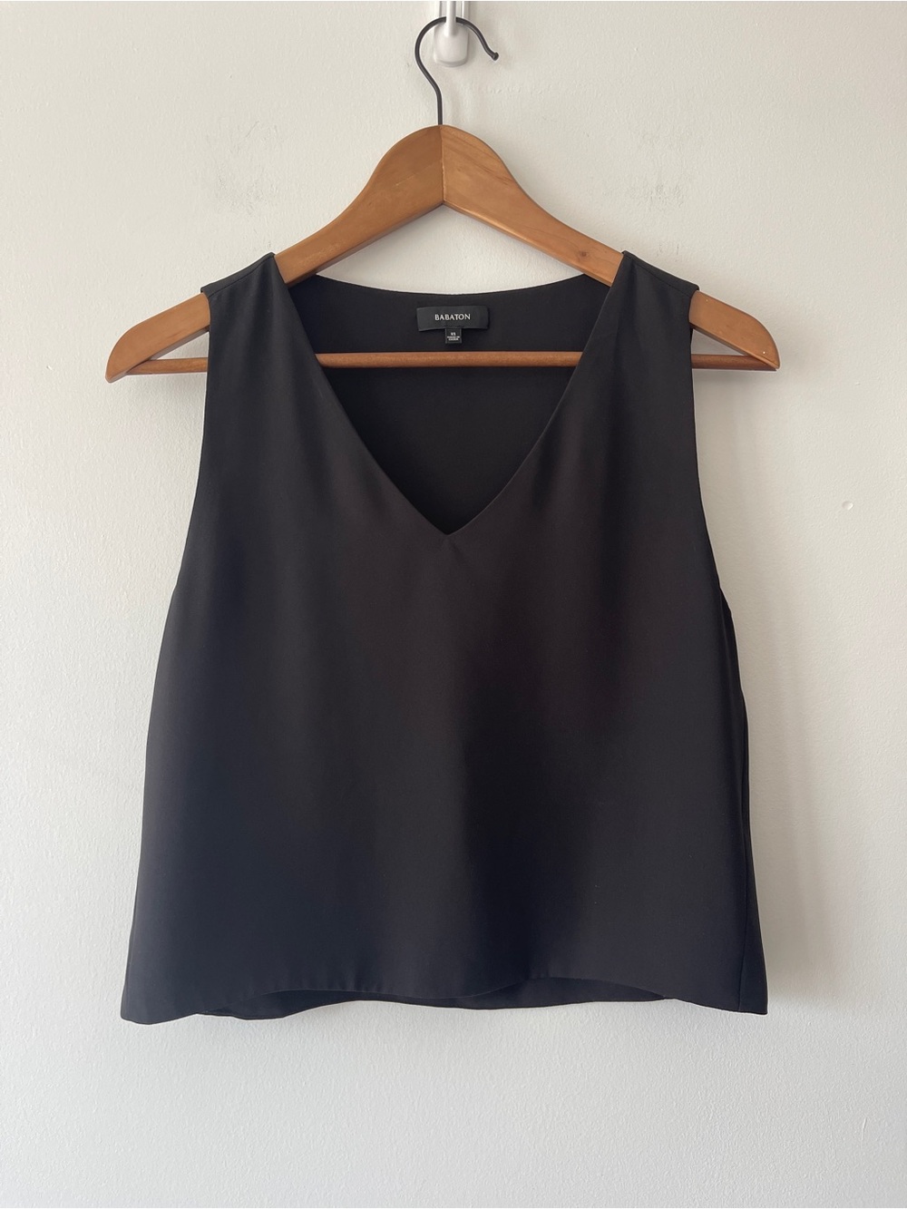 Aritzia Babaton Black V-Neck Sleeveless Top Murphy Blouse size XS career office
